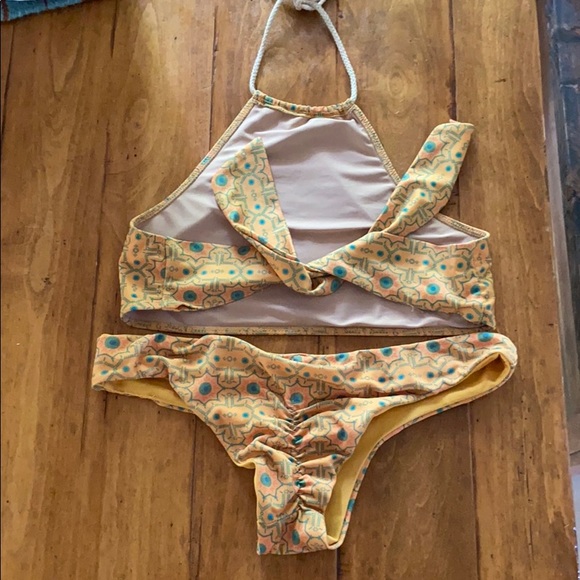 Bikini - Picture 3 of 3